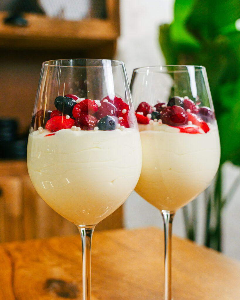 Frozen yoghurt με γιαούρτι, κρέμα γάλακτος, Λευκή Κρυσταλλική Ζάχαρη SUGARTIA και φρούτα του δάσους